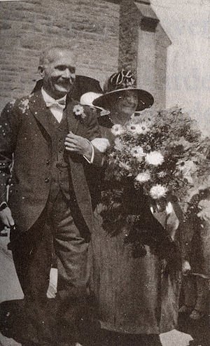 C.J. Langenhoven en Mev. Langenhoven in Oudtshoorn op hul dogter se huweliksdag in 1926.